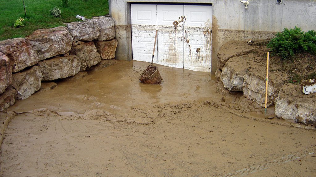 Porte de garage suite coulée de boue