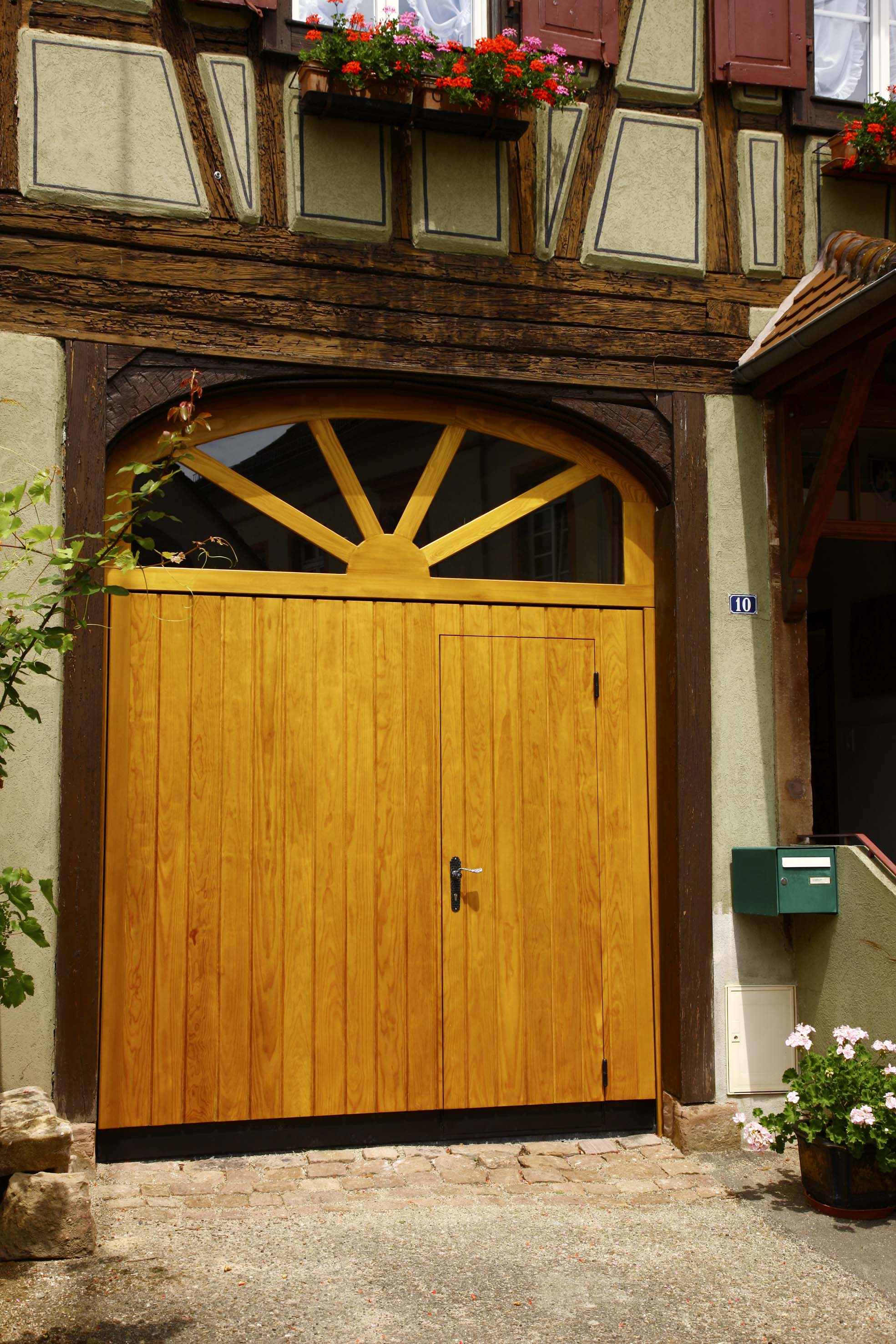 Porte de garage en bois avec portillon